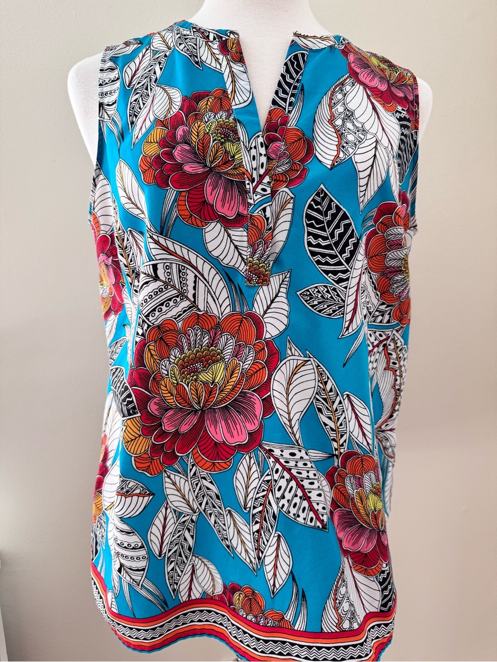 Dahlia Sleeveless Blouse Split Neck • Size XL • Bold Floral